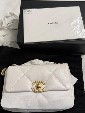 CHANEL 21P Flap Bag Quilted Leather Medium